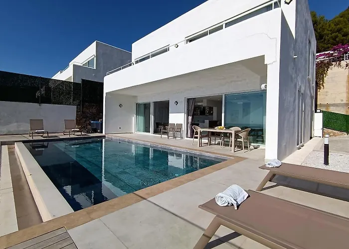Vakantiehuis Charming With A Pool