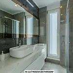 Vakantiehuis Charming With A Pool