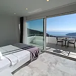 Vakantiehuis Charming With A Pool *