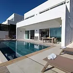 Vakantiehuis Charming With A Pool