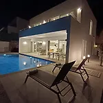 Charming With A Pool Vakantiehuis *