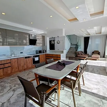 Charming With A Pool بيت للعطل