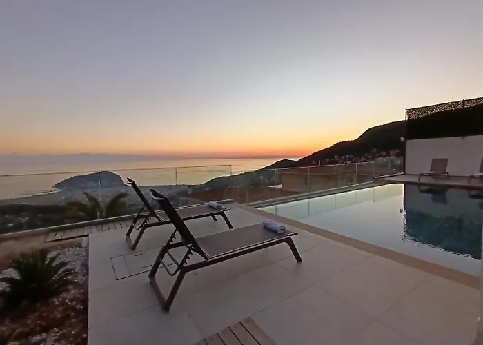 Charming With A Pool Semesterbostad