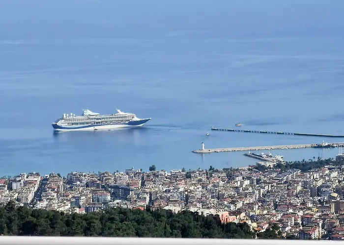 Dom wakacyjny Charming With A Pool